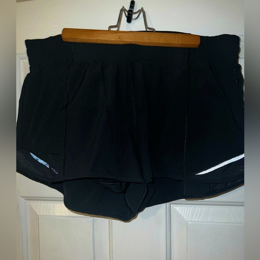 Lululemon NWOT Hotty Hot High-Rise Lined
Short 2.5" black shorts size 10.